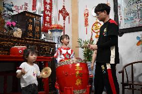 ChineseToday | 5-year-old girl practices Yingge dance in S China's Guangdong