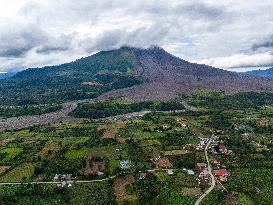 Village Atmosphere At The Foot Of Mount Sinabung