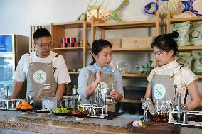 ChineseToday | Tea mixologist brings Huangshan tea culture in vogue