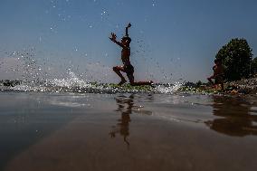 Hot Weather In Kashmir