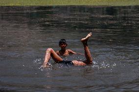 Hot Weather In Kashmir