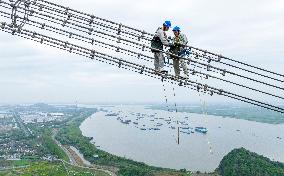 AmazingAnhui | First-person view: Electrical workers inspect power transmission line over Yangtze River
