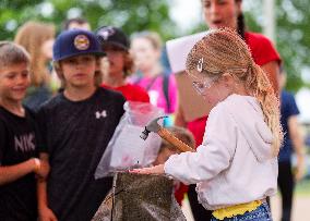 CANADA-BROOKLIN-NAIL DRIVING & LOG SAW COMPETITION