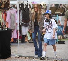Jennifer Lopez And Emme At Flea Market - LA