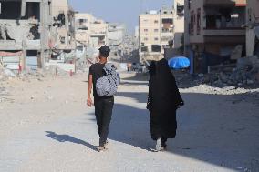 Palestinian Citizens Return To Khan Yunis - Gaza