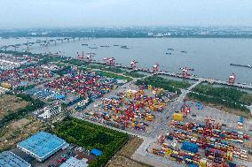 (AmazingAnhui) First-person view: Bustling port on Yangtze River signals China's robust economy