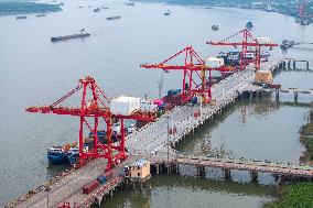 (AmazingAnhui) First-person view: Bustling port on Yangtze River signals China's robust economy