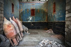 Rare Blue Room Discovered In Pompeii - Italy