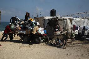 MIDEAST-GAZA-RAFAH-FLEEING