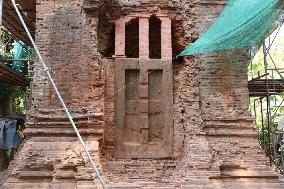 CAMBODIA-SIEM REAP-BAKONG TEMPLE TOWER-RESTORATION