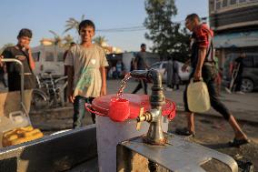 MIDEAST-GAZA-KHAN YOUNIS-WATER
