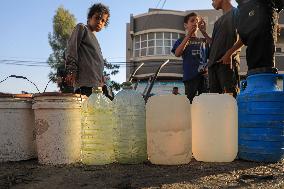 MIDEAST-GAZA-KHAN YOUNIS-WATER