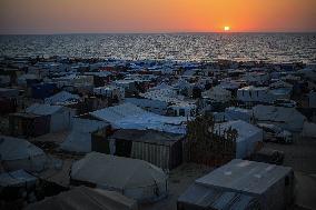 MIDEAST-GAZA-KHAN YOUNIS-DISPLACED PALESTINIANS-TEMPORARY TENTS