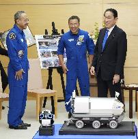 Japan PM Kishida meets astronauts