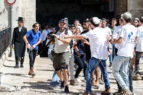 Israeli Police Separate Israelis and Palestinians in Jerusalem's Old City Before Jerusalem Day March