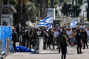 Israeli Police Separate Israelis and Palestinians in Jerusalem's Old City Before Jerusalem Day March