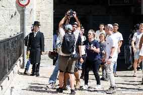 Israeli Police Separate Israelis and Palestinians in Jerusalem's Old City Before Jerusalem Day March