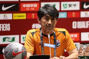 (SP)CHINA-SHENYANG-FOOTBALL-WORLD CUP QUALIFIER-CHN VS THA-PRESS CONFERENCE(CN)