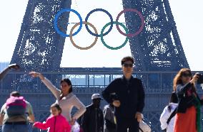 Olympic rings mounted on Eiffel Tower