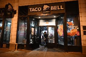 Two People Shot At Taco Bell In Downtown Chicago Illinois