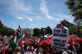 Pro-Palestinian Protesters Outside White House With 'red Line' Banner