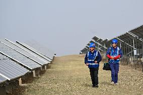 Xinhua Headlines: Solar power farms on plateau fuel China's green energy revolution