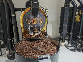 (WorldCandid)ETHIOPIA-ADDIS ABABA-COFFEE ROASTERY