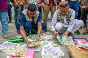 Police Arrests Five With Fake Banknotes - Dhaka