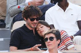 Logan Lerman and Ana Corrigan Looking Men's Final During The 2024 French Open - Village Day Fiftheeen NB