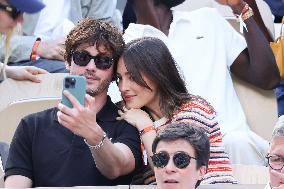 Logan Lerman and Ana Corrigan Looking Men's Final During The 2024 French Open - Village Day Fiftheeen NB