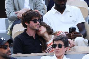 Logan Lerman and Ana Corrigan Looking Men's Final During The 2024 French Open - Village Day Fiftheeen NB