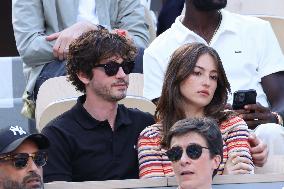 Logan Lerman and Ana Corrigan Looking Men's Final During The 2024 French Open - Village Day Fiftheeen NB