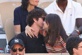 Logan Lerman and Ana Corrigan Looking Men's Final During The 2024 French Open - Village Day Fiftheeen NB