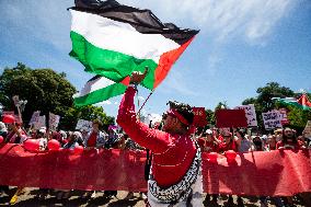 Demonstrators encircle the White House in a red line for Palestine
