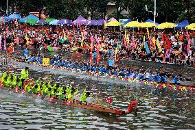 Xinhua Headlines: Traditional, modern customs merge during China's Dragon Boat Festival
