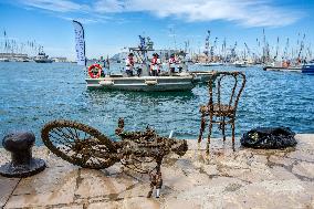 Military Divers Remove Waste From The Port - Toulon