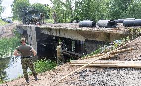 Preparing a bridge for demolition by explosives