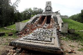 Dismantling Siege of Sevastopol monument in Dnipro
