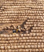 Farmers Recycle Wheat Straw in Huai'an