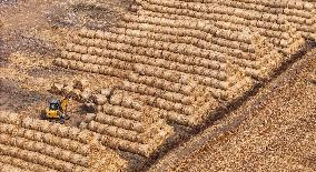 Farmers Recycle Wheat Straw in Huai'an