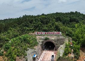 Nanchang-Jiujiang Intercity Railway Dengjiashan Tunnel Construction