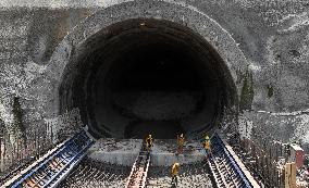 Nanchang-Jiujiang Intercity Railway Dengjiashan Tunnel Construction