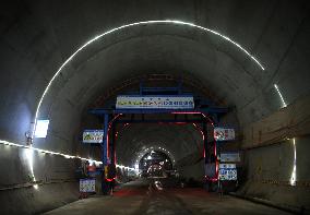 Nanchang-Jiujiang Intercity Railway Dengjiashan Tunnel Construction