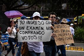 Teachers Demonstrate in Medellin against Bill on Congress