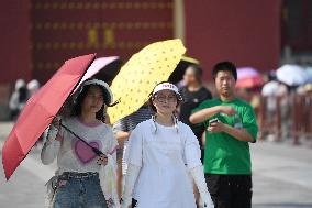 Xinhua Headlines: Heatwaves scorch north China, igniting cooling economy