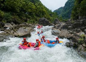 Canyon Rafting Cooling in Yichang