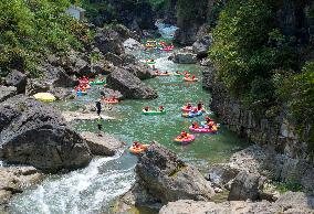 Canyon Rafting Cooling in Yichang