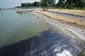 (FOCUS) SINGAPORE-OIL LEAKAGE-CLEANING