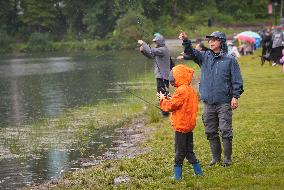 CANADA-COQUITLAM-FATHER'S DAY-FAMILY FISHING