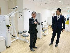 LDP Secretary General Motegi visits gym